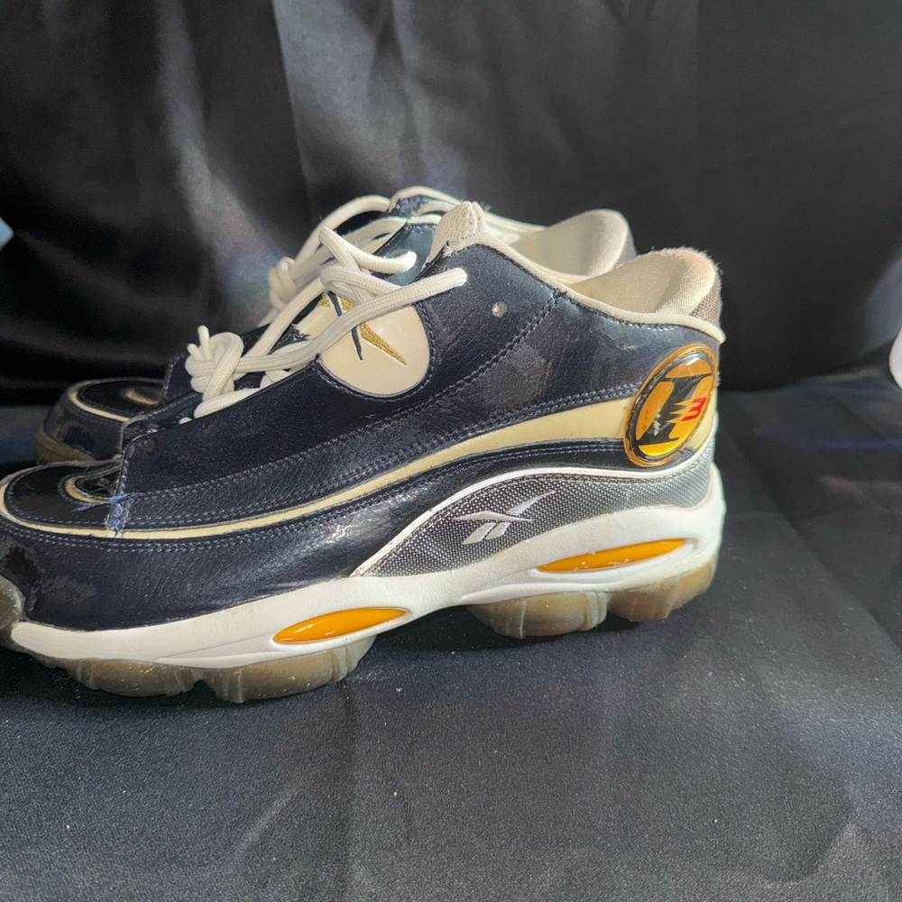 Men’s reebok Allen Iverson shoes size 8